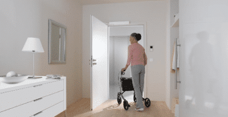 Automatischer Türöffner für Menschen mit Rollatoren