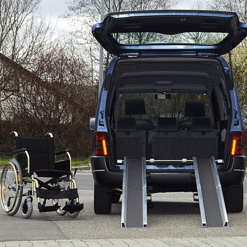 Rollstuhlrampe Auto klappbar ausgeklappt am Auto