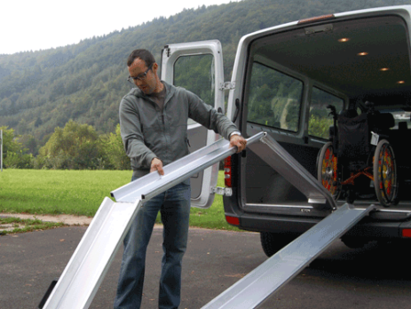 Lange klappbare Rohlstuhlrampe in Silber