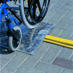 Rollstuhlrampe / Schwellenbrücke über Bodenschwelle