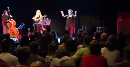 Sängerin Sarah Lesch und Rita Mohlau: Konzert für Gehörlose