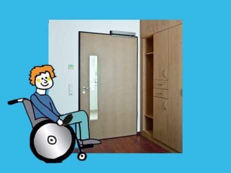 Rollstuhlfahrer mit Fernbedienung vor automatisch zu öffnender Tür