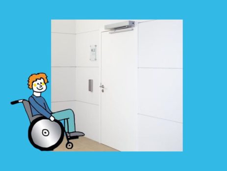 Rollstuhlfahrer vor Tür mit automatischem Öffner