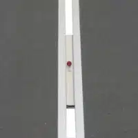 Verbindungsstück  einer 2-teiligen Rollstuhlrampe mit rutschfester Oberfläche in  Detailaufnahme. 