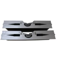 Zwei  zusammengeklappte Aluminiumrampeen, jeweils mit Griffen. Eine Box befindet  sich über der anderen, beide haben die Buchstaben A und B auf der Oberseite.