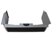 Halb  aufgeklappte Rollstuhlrampe aus Aluminium mit dunkelgrauer, rutschfester  Oberfläche. 