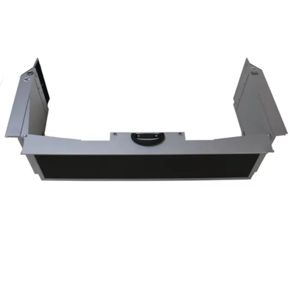 Halb  aufgeklappte Rollstuhlrampe aus Aluminium mit dunkelgrauer, rutschfester  Oberfläche. 