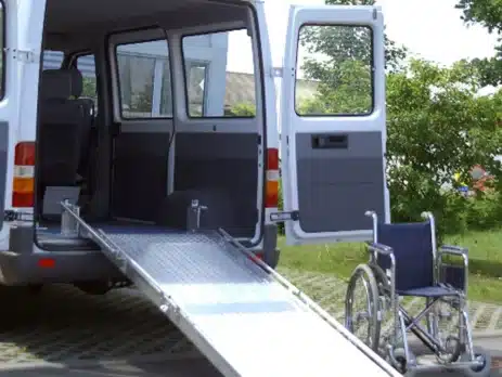 Barrierefreier Transporter mit offenem Heck und ausziehbarer Rampe, bereit für den Ein- und Ausstieg eines Rollstuhls.