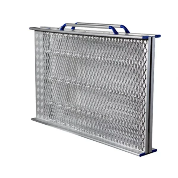 Aluminium-Treppenrampe, zusammengeklappt, mit strukturierter Obeffläche in silber und blauen Akzenten, geeignet für Sicherheit und Unterstützung im Treppenbereich.