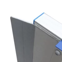 Detailansicht eines silbernen Aluminiumprofils mit blauen Akzenten.