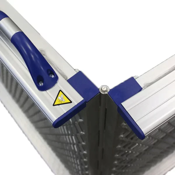 Mobile Rollstuhlrampe mit blauen Handgriffen und Sicherheitssymbol, zeigt den Klappvorgang und das Scharnier.