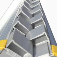 Detailansicht einer Aluminium-Rampe mit stabilem  Scharnier und rutschfesten Elementen. 