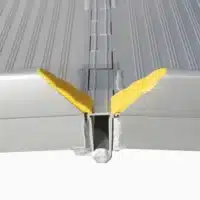 Detailansicht des Scharniers mit gelben Abdeckungen an den Kanten. 