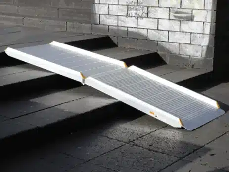 Mobilitätsrampe aus Aluminium auf einer Treppe, ermöglicht einen barrierefreien Zugang.