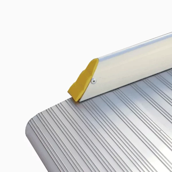 Aluminium-Rampe mit rutschfester Oberfläche und gelber Schutzkappe an der Kante.