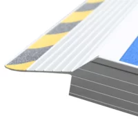 Barrierefreier Rampenübergang aus Aluminium mit gelben und schwarzen Warnmarkierungen, ideal für Rollstühle und Mobilitätshilfen.
