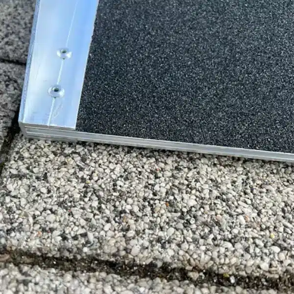 Detailaufnahme des genieteten Aluprofils auf der rutschsicheren Oberfläche einer Rampe. 
