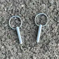 Zwei metallene Splinte auf einem steinigen Untergrund