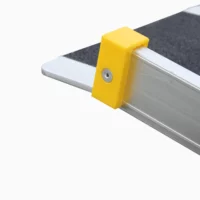 Aluminium-Rampe  mit rutschfester Oberfläche und gelbe Befestigung an der Seite