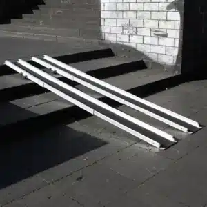 Rampensystem aus Aluminiumprofilen für den barrierefreien Zugang über eine Treppe.