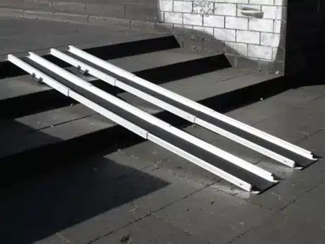 Rampensystem aus Aluminiumprofilen für den barrierefreien Zugang über eine Treppe.