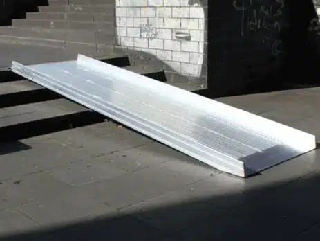 Aluminium-Rampe  zur Überwindung von Stufen, für barrierefreien Zugang, auf einem Gehweg  platziert.