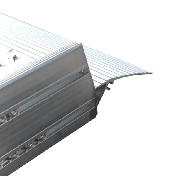 Aluminium-Rampe mit strukturierter Oberfläche für barrierefreien Zugang, geneigte Seiten und gerilltes Design.