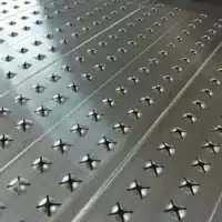 Rampenoberfläche mit rutschfesten, sternförmigen Vertiefungen