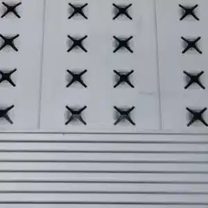 Prägung mit X-förmigen Vertiefungen auf einer Rampenoberfläche.