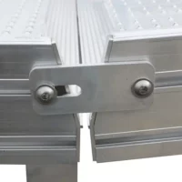 Verbindungselement zwischen zwei Rampenteilen aus Aluminium. 
