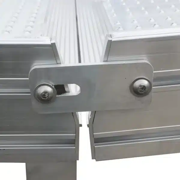 Verbindungselement zwischen zwei Rampenteilen aus Aluminium. 