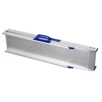 Aluminium Rollstuhlrampe mit blauem Griff- und Details, perforiert Oberfläche – ideal für den barrierefreien Zugang. 