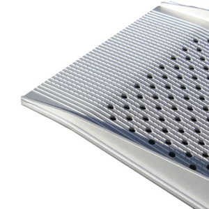 Detailaufnahme der Oberfläche einer Rollstuhlrampe mit Perforation, um die Rutschsicherheit zu optimieren.