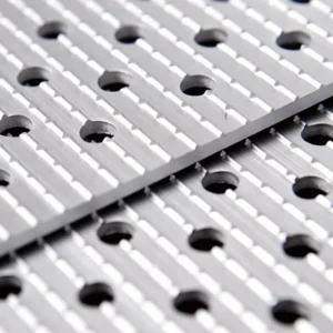Nahaufnahme einer Rampen-Oberfläche mit parallelen Rillen und runden Löchern, geeignet für sichere Anwendungen.