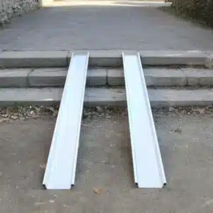 Zwei separate Rampe aus Metall, die auf einer Treppe platziert sind, um den Zugang zu erleichtern.