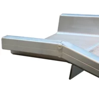 Detail der Auflage einer Rollstuhlrampe aus Aluminium mit rutschfester Oberfläche, geeignet für den barrierefreien Zugang.