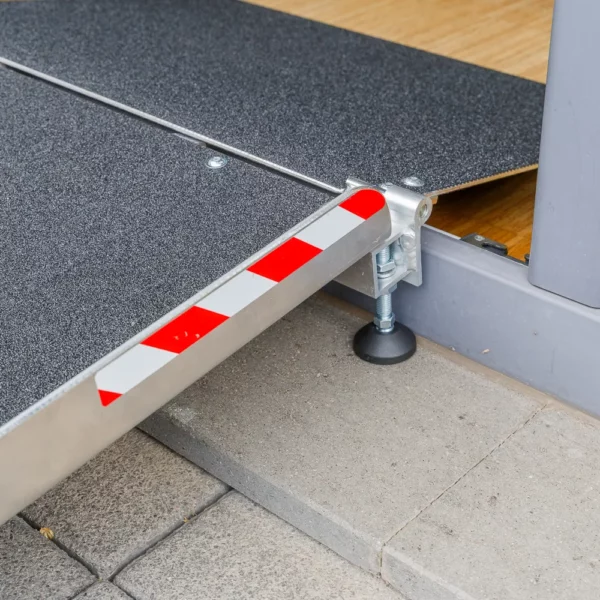 Eine rot-weiß gestreifte Markierung an einer Balkon- und Terrassenbrücke für Rollstuhlfahrer