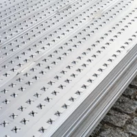 Nahaufnahme einer Rollstuhlrampen-Oberfläche mit Reihen von gleichmäßig verteilten