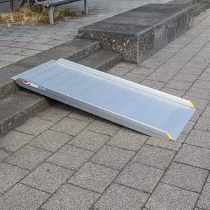 Eine tragbare Aluminium-Rollstuhlrampe