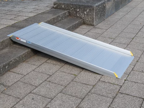 Eine tragbare Aluminium-Rollstuhlrampe