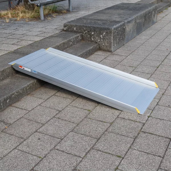 Eine tragbare Aluminium-Rollstuhlrampe