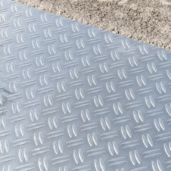 Rutschfeste Fahrfläche einer Rollstuhlrampe aus Aluminium