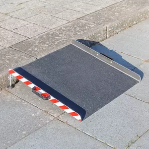 Eine tragbare Aluminium-Rollstuhlrampe mit rot-weiß gestreiften Rändern