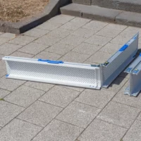 Zwei Rollstuhlrampen Schienen aus Aluminium. Eine davon halb ausgeklappt