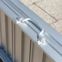 Nahaufnahme eines Metall Tragegriffs