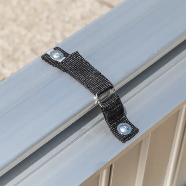 Nahaufnahme der Klettverschluss- Arretierung des Klappmechanismus an einer Rollstuhlrampe aus Aluminium.