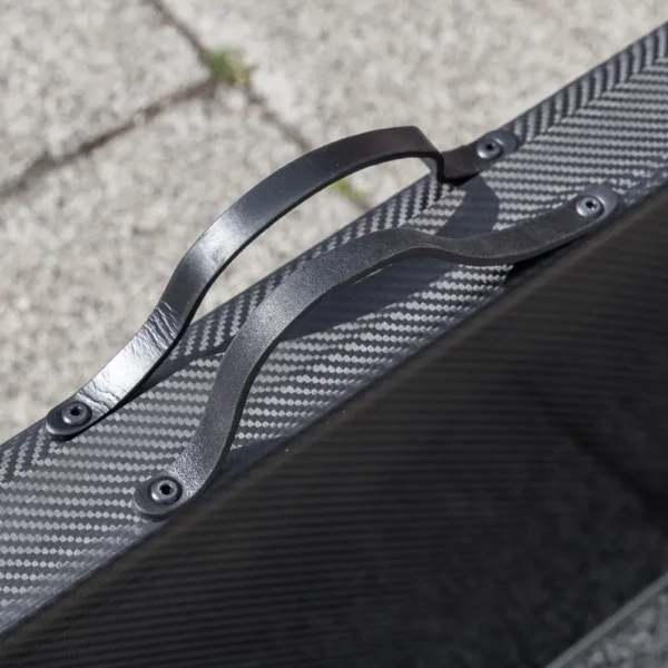 Nahaufnahme eines schwarzen der beiden schwarzen Griffe mit Nieten einer schwarzen Rollstuhlrampe aus Carbon.