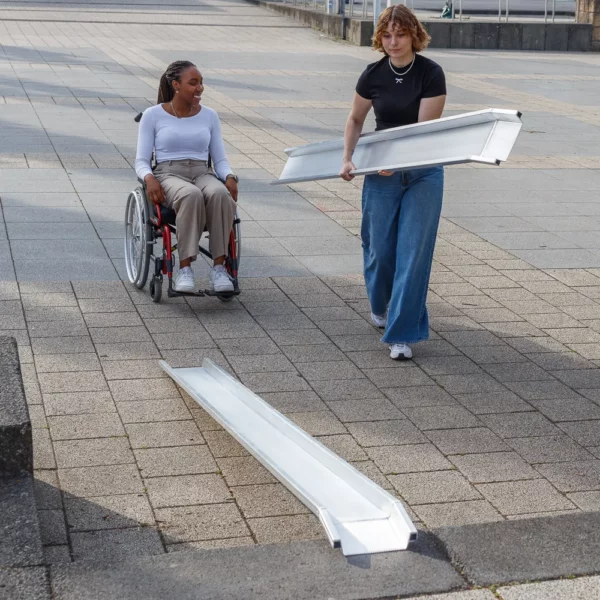 Eine Frau im Rollstuhl wartet