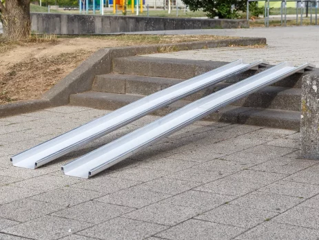 Zwei Schienen einer mobilen Rollstuhlrampe aus Aluminium