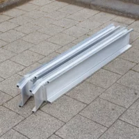 Zwei seitlich aufgestellte